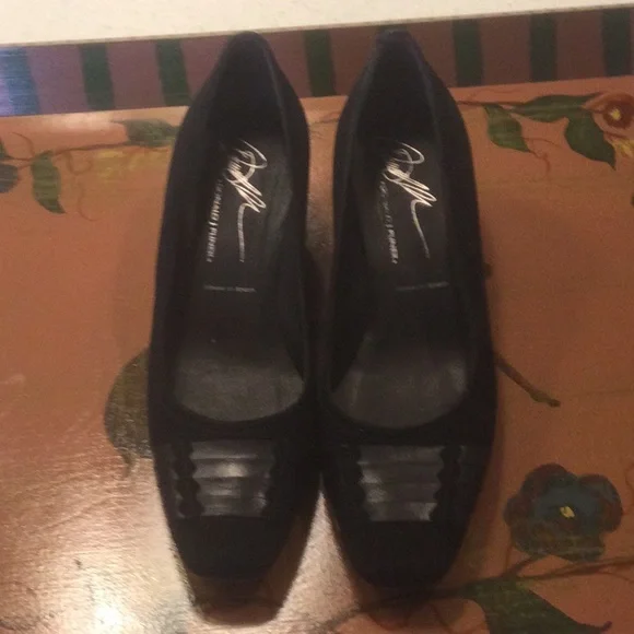 Donald Pliner kitten heels. Great condition - Picture 2 of 6